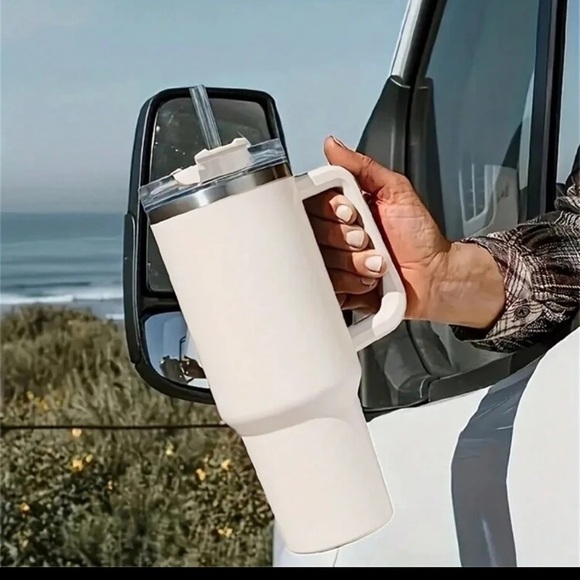 ✨40oz Reusable Vacuum Quencher Tumbler w Straw ✨ White with Clear Lid ✨ - Picture 4 of 8